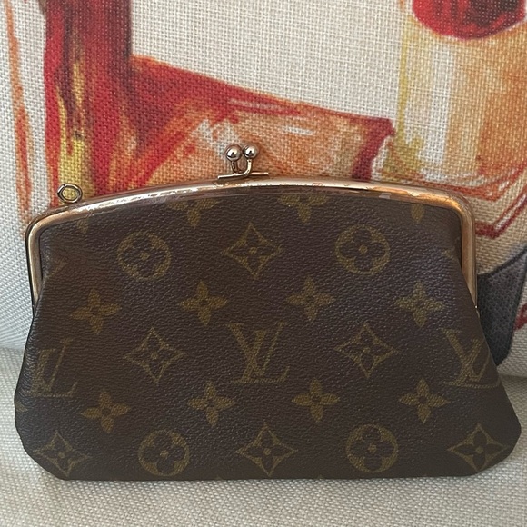 LOUIS VUITTON Kisslock Pouch/Clutch bag🎬Comes w/COA🎬💯Authentic - Picture 1 of 6